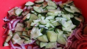 Салат домашний с копчеными сосисками и яйцом