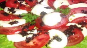 Салат Капрезе с соусом