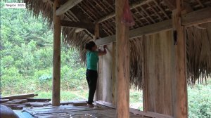 София 16. София зашивает доской с пилорамы второй этаж дома на сваях.