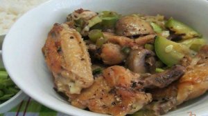 Куриные крылья с кабачком и шампиньоном