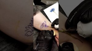 • Для нашей очаровательной гостьи Снежаны, по её пожеланиям сделали тату цветочка, василька...