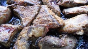 Тушенная свиная печень, в сметанном соусе