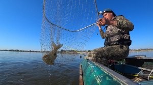 КУЧА РЫБЫ У ВСЕХ ПОД НОСОМ НА ДОНКУ С ПОДПУСКОМ. ЛОВИМ КРУПНОГО ЛЕЩА И КАРАСЯ. Рыбалка на Волге.