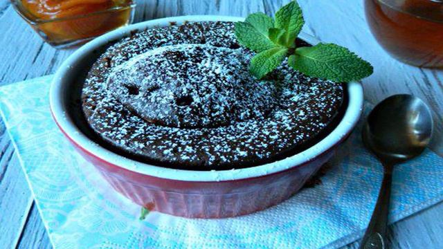 Шоколадный кекс с вареньем в микроволновке