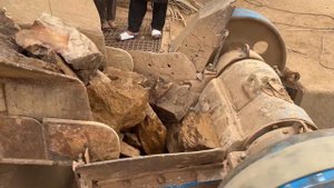 Строительство, дробление щебёнки