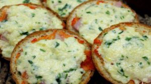 Горячие бутерброды с ветчиной, брынзой и зеленью