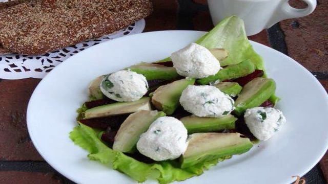 Салат с авокадо, свеклой и творожными шариками