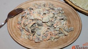 Салат из отварных куриных субпродуктов, грибов и корейской моркови