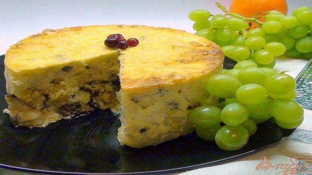 Паста торт или запеканка из макарон с творогом и фруктами.