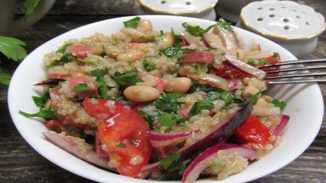 Перуанский салат с киноа и фасолью