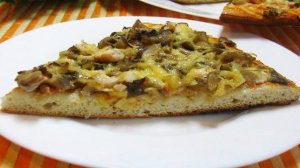 Пицца с курицей и вешенками