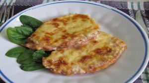 Мясо запеченное под сметанным соусом и сыром