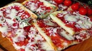 Пицца с салями, запеченными перцами и помидорами