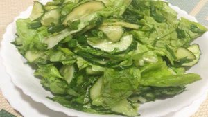 Огуречный салат с зеленым луком