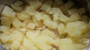 Мясной слоеный салат с ветчиной и яйцом