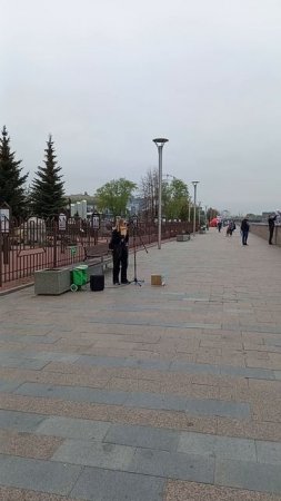 Девушка очень красиво играет🪈