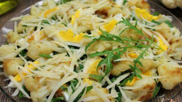 Салат из цветной капусты с яйцом и рукколой