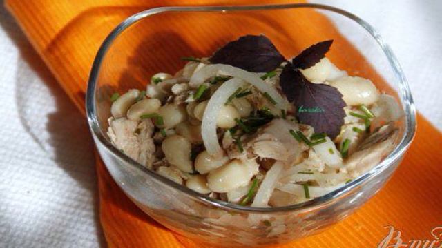 Тосканский салат с тунцом и белой фасолью