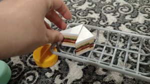 играем в детскую игрушечную еду