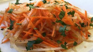 Салат из редьки с луком и морковью