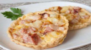 Тарталетки с копченой курицей и картофелем