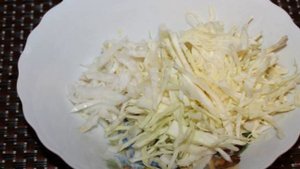 Салат из пекинской капусты с копченой курицей и маслинами