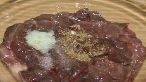 Куриный рулет с печенью, вялеными томатами и хрустящей корочкой из киноа