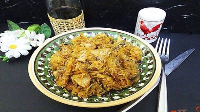 Капуста тушёная со свининой и грибами