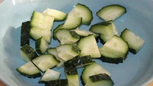 Салат из огурца, сыра и оливок