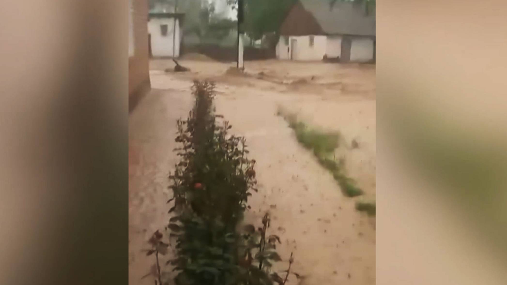 Грязевые потоки затопили дороги и дворы после ливня в Кыргызстане