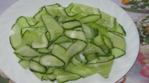 Салат из огурцов и ветчины