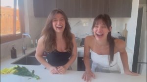 Моя сестра впервые пробует русскую кухню.  Веселая реакция!!