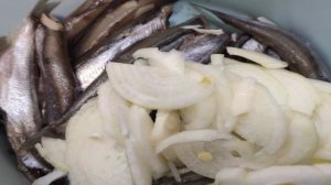 Хамса маринованная с луком и французский горчицей