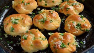 Чесночные узелки с моцареллой