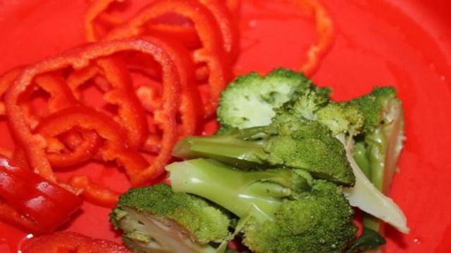 Овощной салат с брокколи и сыром Фета