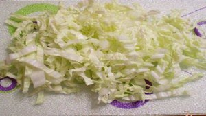 Салат из пекинской капусты с дайконом и горошком