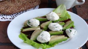 Салат с авокадо, свеклой и творожными шариками