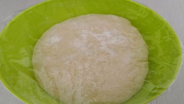 Сдобные булочки с вяленой клюквой