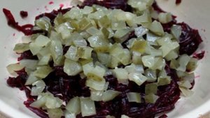 Свекольный салат с огурцом и яблоком