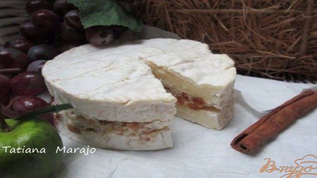 Камамбер с прослойкой из инжира
