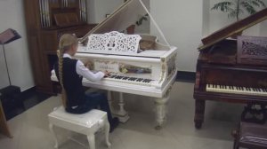 Красивый рояль Blüthner Versailles - Блютнер Версаль