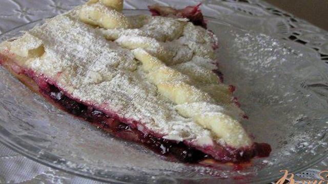 Слоеный пирог с яблоком и смородиной