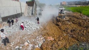 Строительство, засыпка дороги , народ собирает металлолом