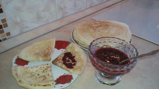 БЛИНЫ ДЛЯ НА КЕФИРЕ / ВСЕ ОЧЕНЬ ПРОСТО И ВКУСНО смотреть онлайн