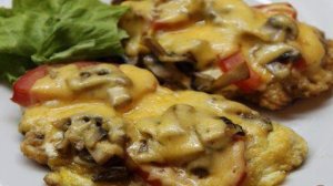 Свиные отбивные с грибами и помидорами под сыром