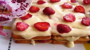 Торт из слоеного печенья с клубникой