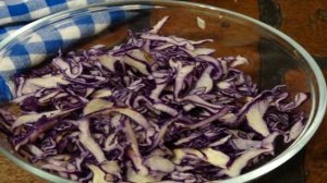 Салат с красной капустой, крабовыми палочками и черносливом