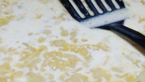 Лосось под белым соусом