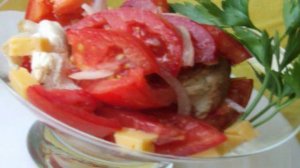 Салат из помидоров с сыром и курицей
