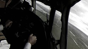 самолет_столкнулся_с_неизвестным_объектом_в_воздухе